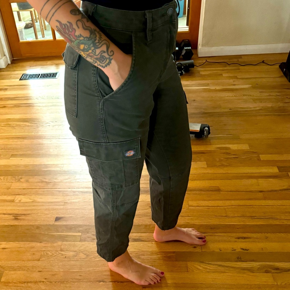 Dickies Women's Relaxed Fit Cropped Cargo Pants